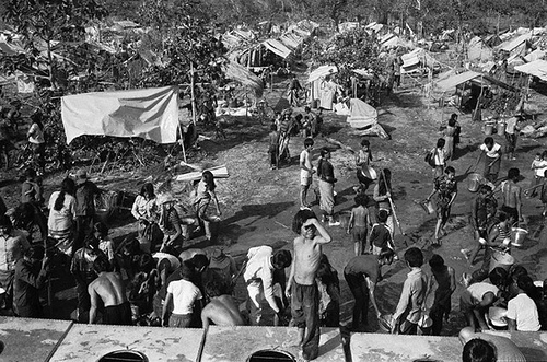 01 Jan 1985, Aranya Prathet, Thailand --- Cambodian refugees at the Red Hill refugee camp, near the Thai-Cambodian Border. 60,000 people fled to the south as fighting increased between Khmer-Vietnamese troops and the FNLPK (Khmer People's National Liberation Front), one of the three groups making up the anti-communist resistance. --- Image by © Alain Nogues/CORBIS SYGMA