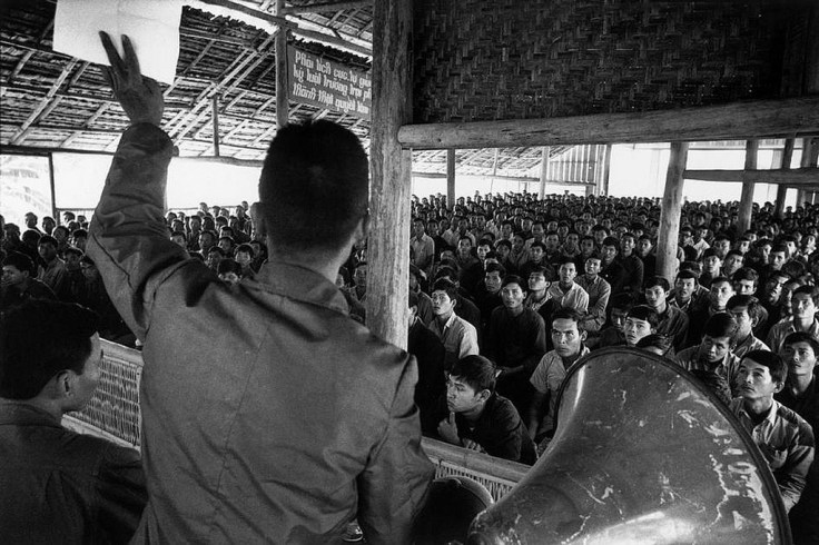 1976-mot-lop-hoc-tap-cai-tao-tai-tc3a2y-ninh-photo-by-marc-riboud-south-vietnam-january