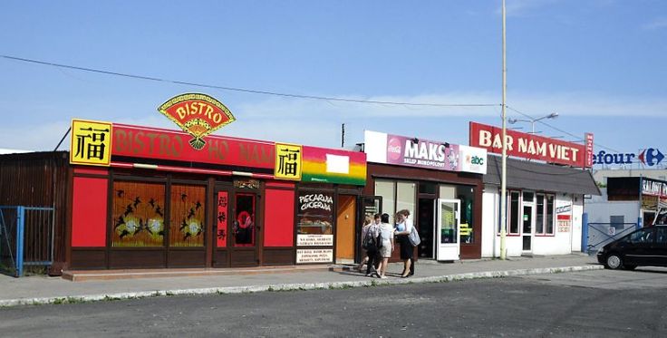 800px-Vietnamese_restaurants_on_Aleja_Bohaterów_Warszawy,_Szczecin,_Poland