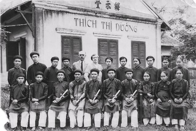 100 2 cac hoc sinh truong kinh thanh dau tien tot nghiep1